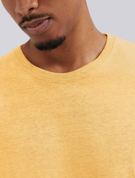 CAMISETA BÁSICA UNISSEX REGULAR WORLD AMARILLO
