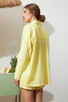 Camisa con ribete amarillo