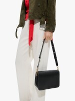 Bolso Bandolera Con Textura Y Solapa negro