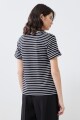 Remera rayada con botón metálico negro