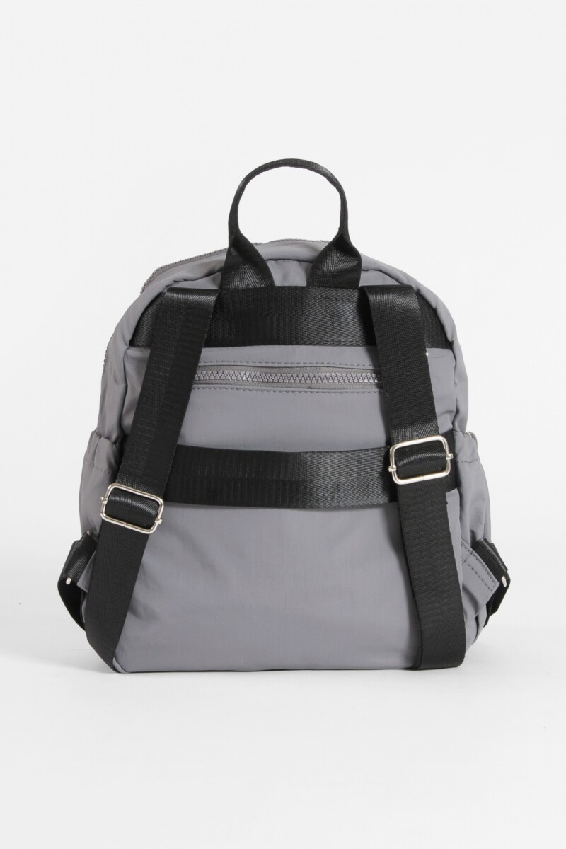 Mochila mediana cierres con strap carry gris