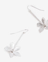 Aros Colgantes Cortos Metal Aros Cortos Flor Metal Worn Silver - Plateado Plata Cepillada Mate