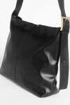 Bolso hobo con pespunte negro