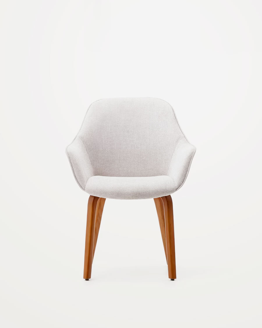 Silla Aleli de chenilla beige y patas de madera maciza de fresno con acabado nogal Silla Aleli de chenilla beige y patas de madera maciza de fresno con acabado nogal