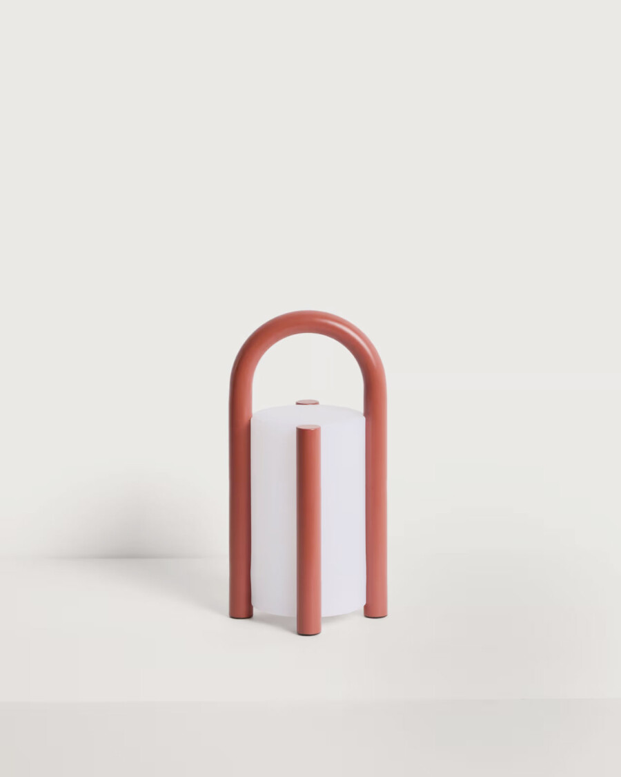 Lámpara de mesa pequeña portátil Leros de polietileno y acero terracota