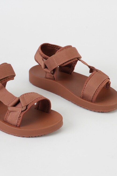 Sandalia plana deportiva ajustable rosa