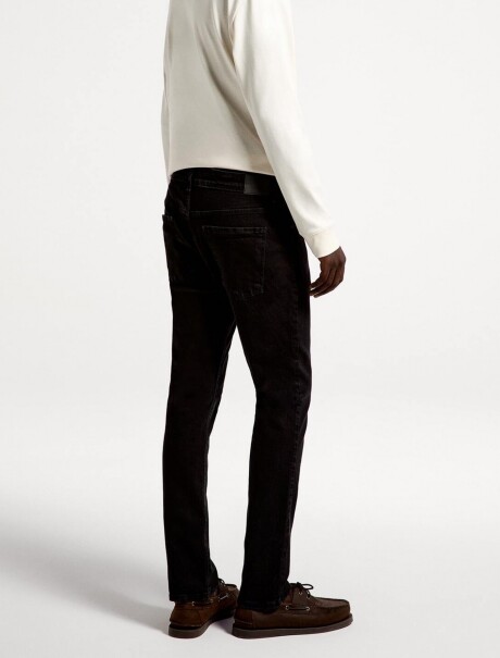 PANTALONES VAQUEROS AJUSTADOS BÁSICOS CON ELASTANO NEGRO