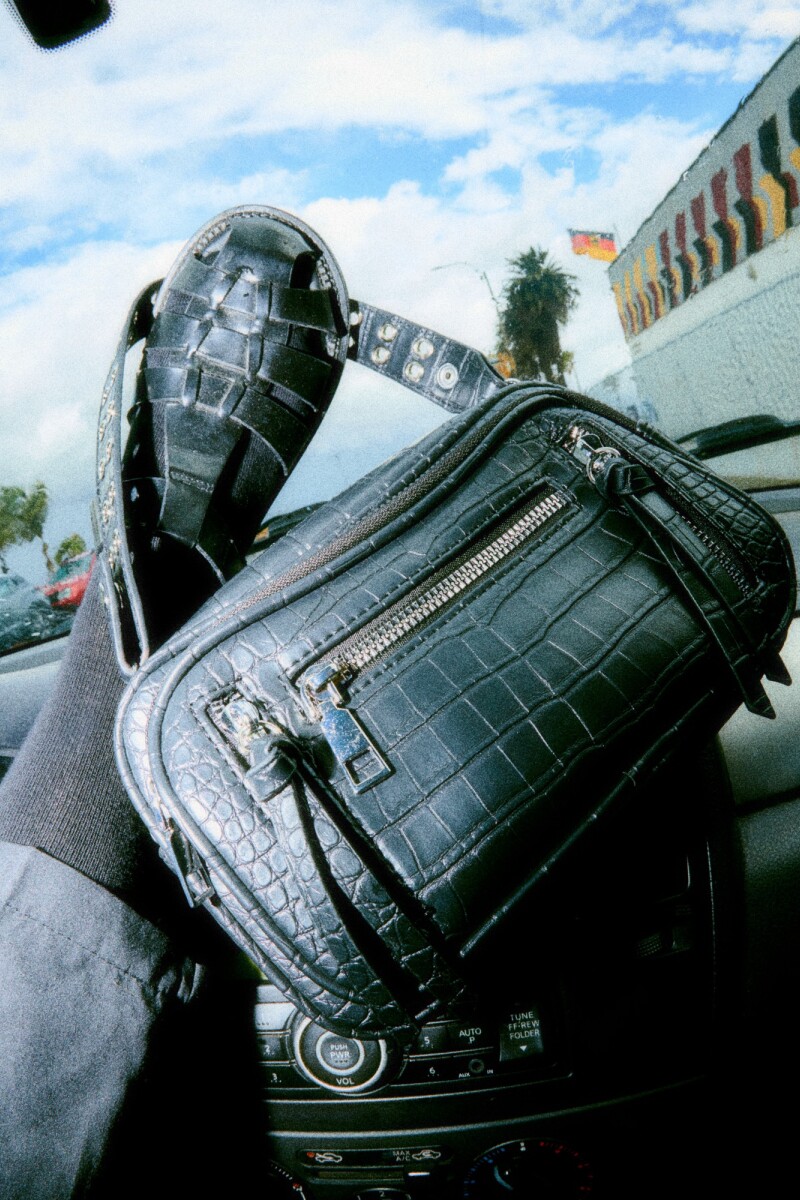 Cartera bandolera croco con asa de ojalillos negro