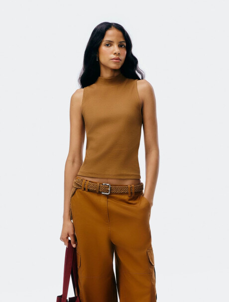 MUSCULOSA DE CUELLO ALTO EN TELA ACANALADA MARRÓN