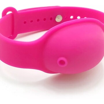 Pulsera Dispensador De Alcohol En Gel Recargable Color Variante Rosa
