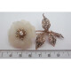 Prendedor Oro 18K, cuarzo blanco, brillante y diamantes Prendedor Oro 18K, cuarzo blanco, brillante y diamantes