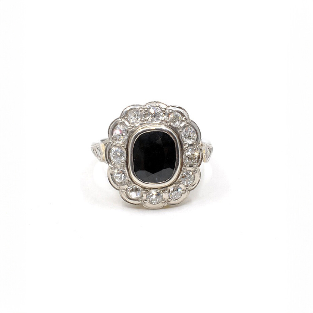 Anillo En Platino Con Brillantes Y Zafiro Central. Anillo En Platino Con Brillantes Y Zafiro Central.