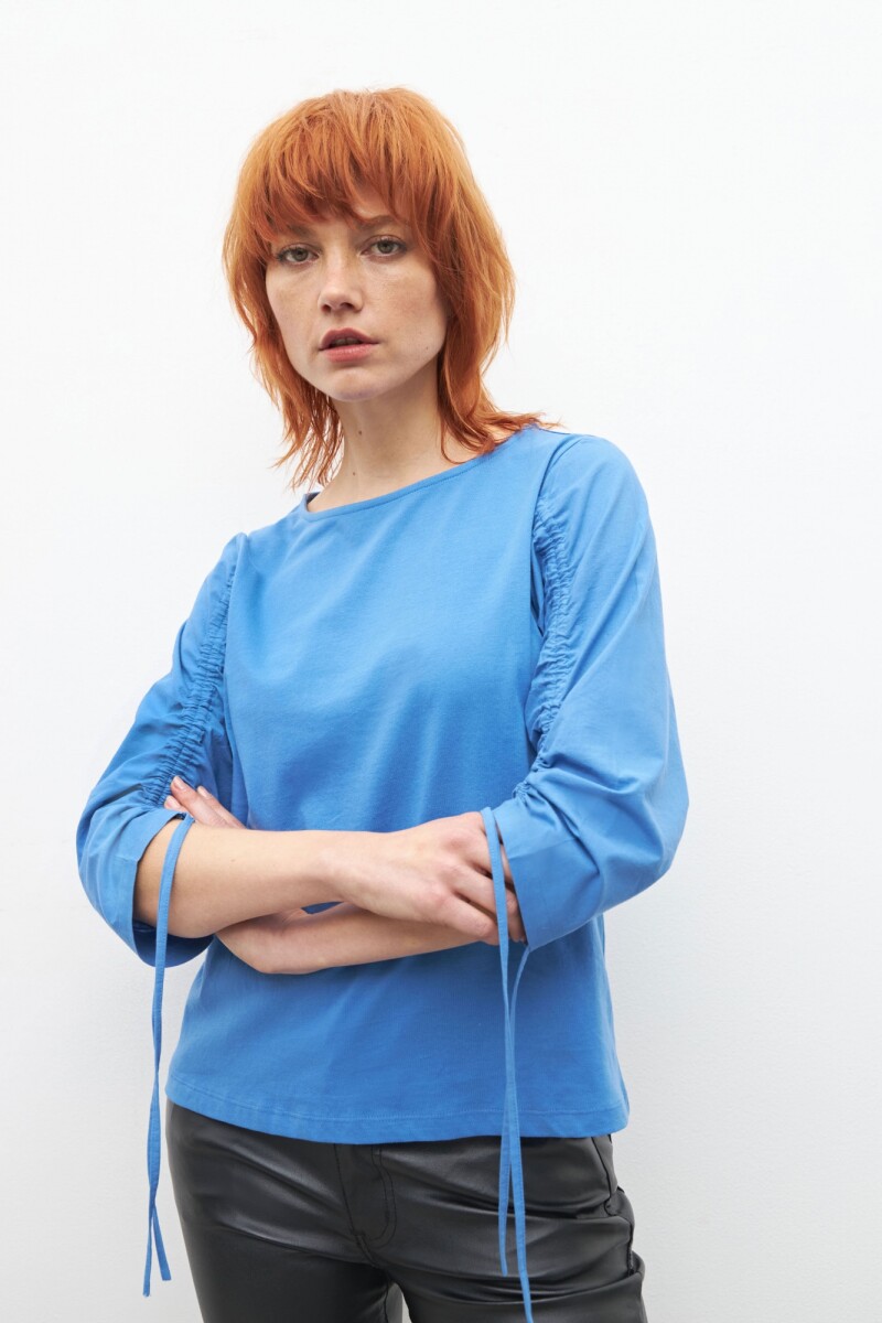 Remera escote bote con mangas de poplin - azul regata 