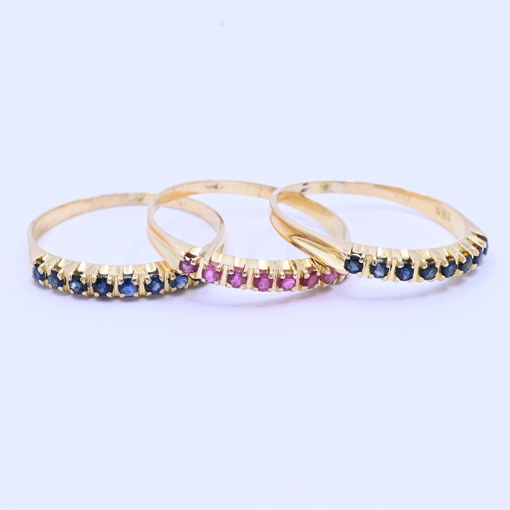 Anillo oro 18k triple con zafiros azules y rubíes. Anillo oro 18k triple con zafiros azules y rubíes.