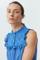 Top con broderie y volados azul regata