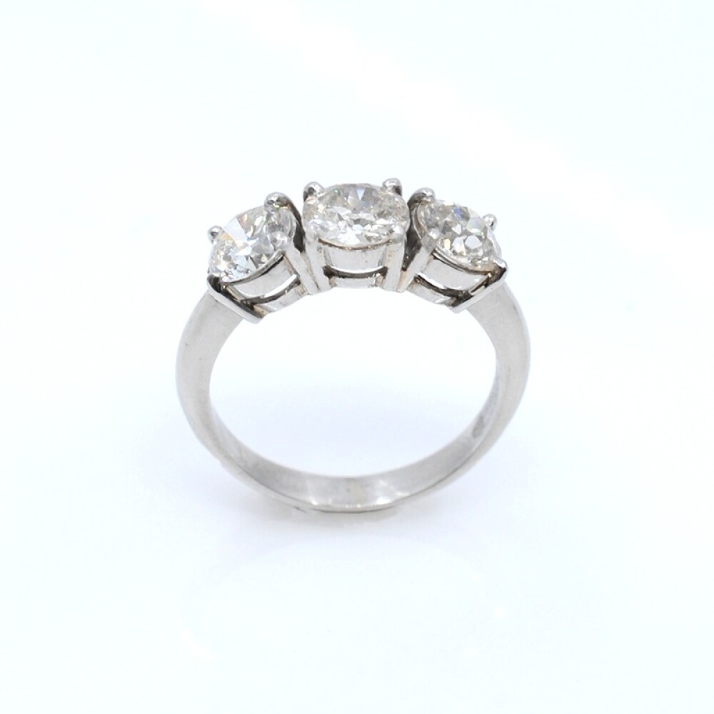 Anillo estilo antiguo en platino, con 3 brillantes, engarce 4 puntas. Anillo estilo antiguo en platino, con 3 brillantes, engarce 4 puntas.