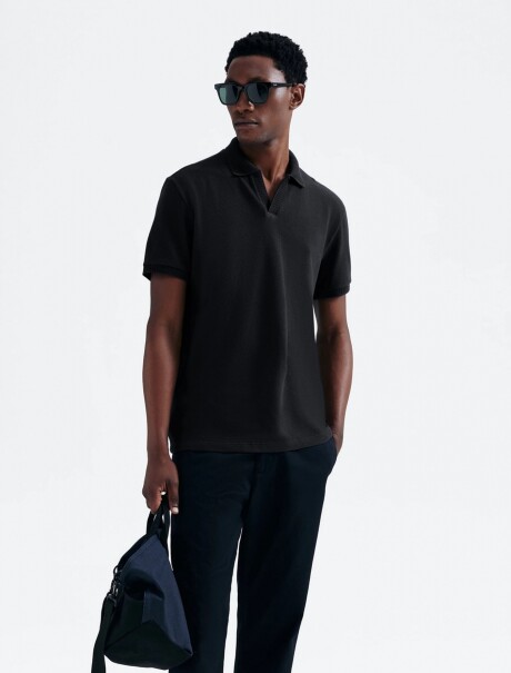 CAMISA CON CUELLO Y TELA TEXTURIZADA NEGRO