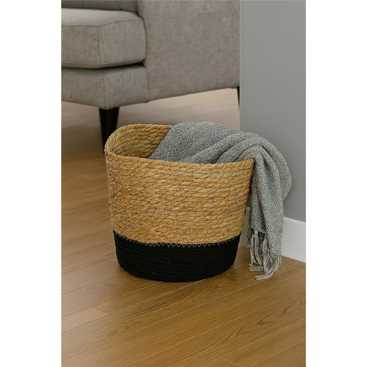 CESTO TEJIDO D31x26CM NATURAL BASE NEGRO 