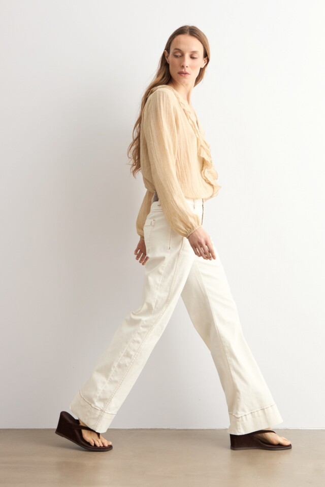 Blusa con volados beige