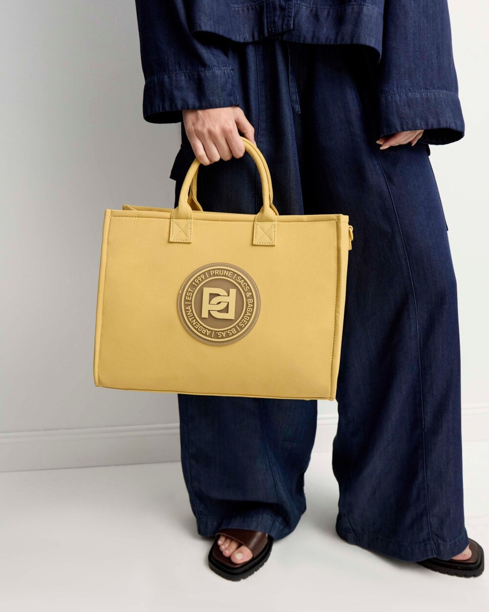 Cartera de mano Elena en nylon Beige