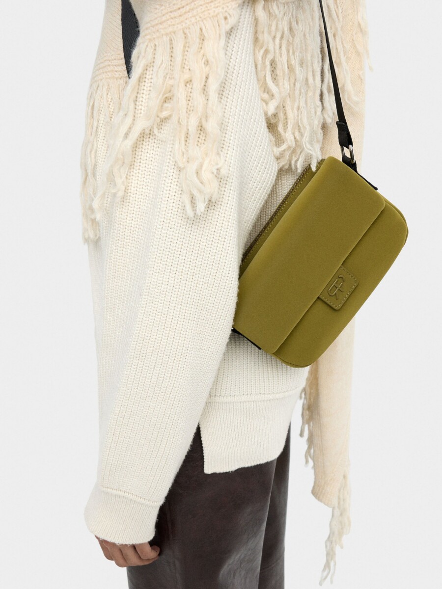 Bolso Bandolera Con Solapa Textura Suave mostaza