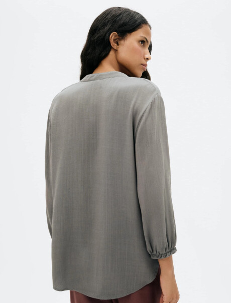 BLUSA ESCOTE V CON BOTONES GRIS