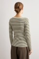 Remera rayada escote bote verde oliva