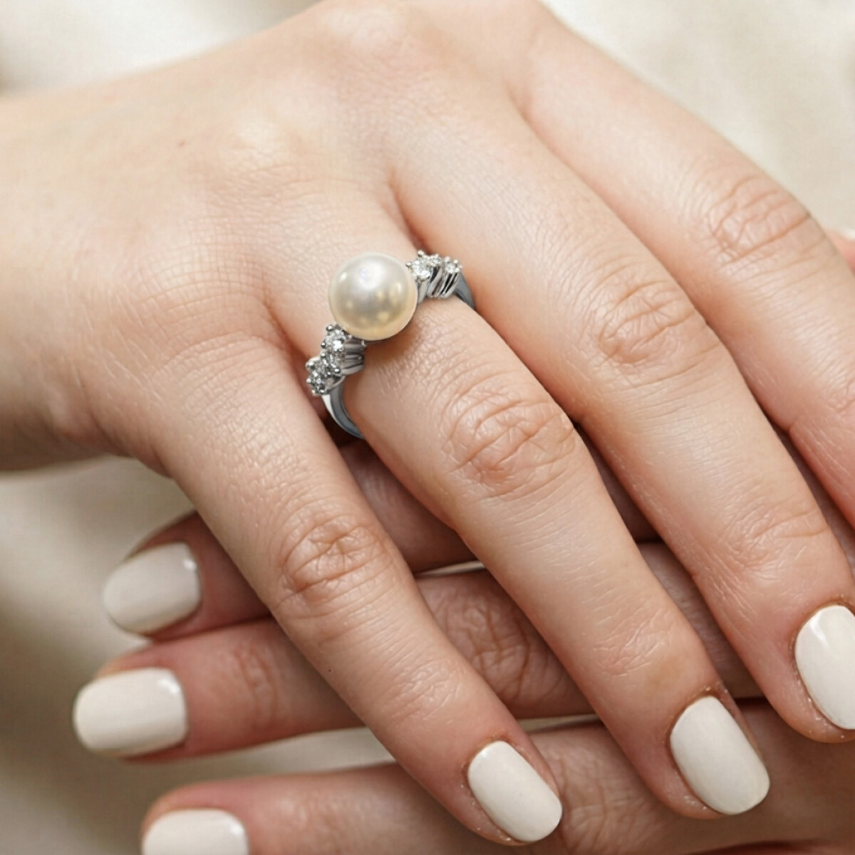 Anillo Malena de oro blanco 18k con perlas de cultivo y seis brillantes 