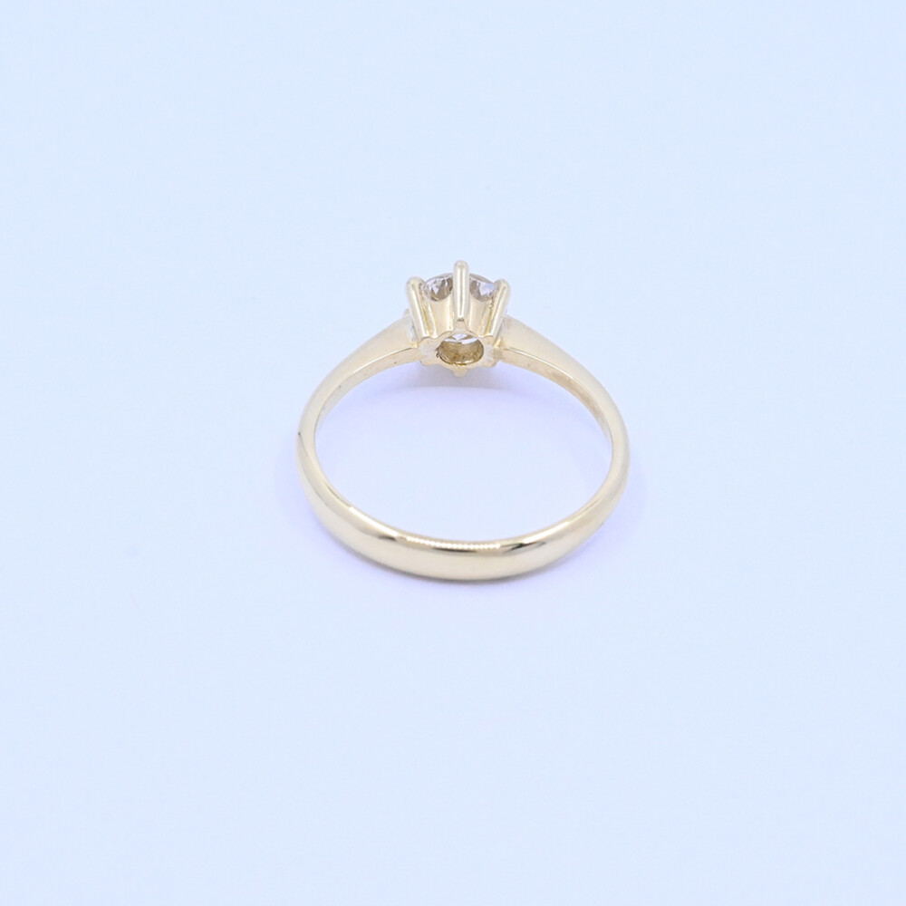 Anillo solitario oro 18k y brillante engarce 6 puntas. Anillo solitario oro 18k y brillante engarce 6 puntas.
