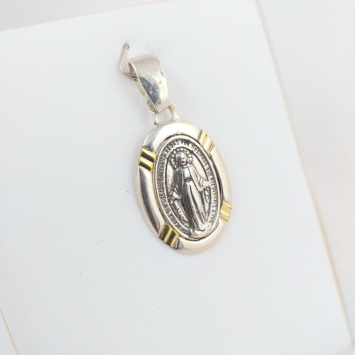 Medalla religiosa de plata 925 con detalles de double en oro 18Ktes, Virgen Milagrosa, diámetro 25mm*20mm. 