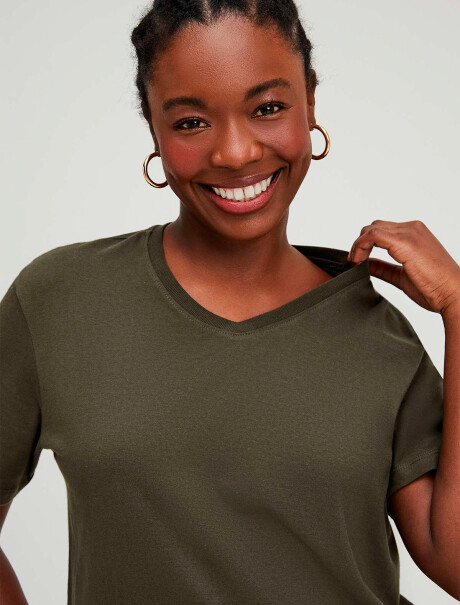 CAMISETA BÁSICA WORLD CUELLO EN V VERDE MUSGO