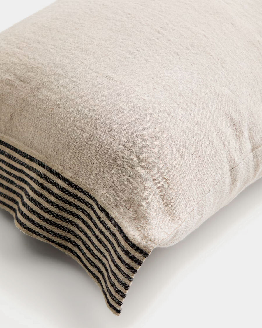 Almohadón Disea de lino beige con detalle de rayas negras, 40 x 60 cm