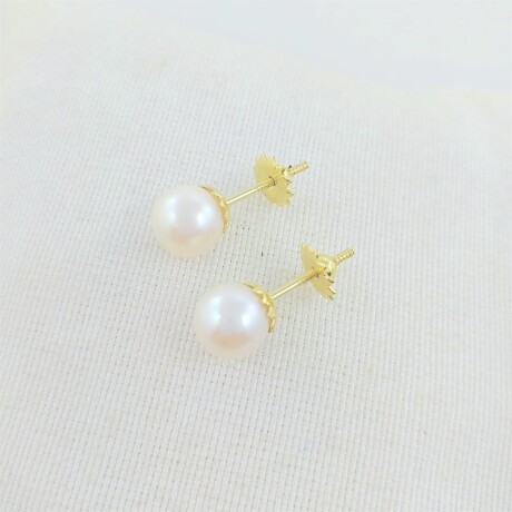 Par de caravanas de oro 18k con perla de cultivo, 7 mm. Par de caravanas de oro 18k con perla de cultivo, 7 mm.