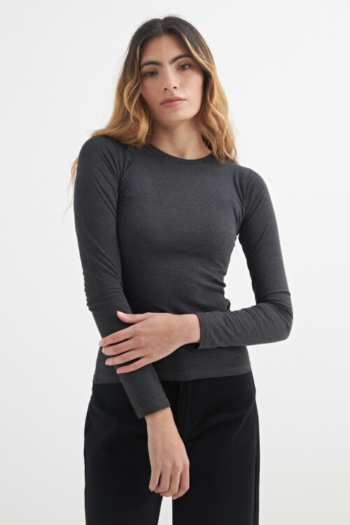 Remera cuello redondo GRIS OSCURO