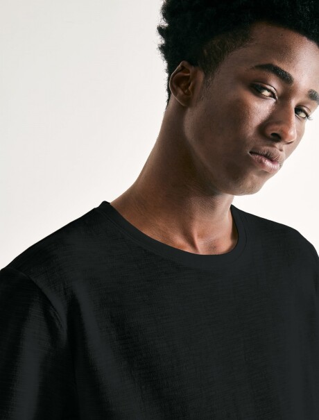 CAMISETA EN TELA TEXTURIZADA MODELO REGULAR NEGRO