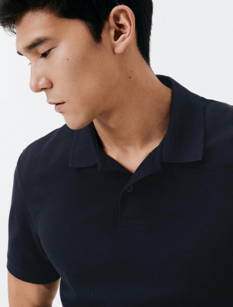 CAMISA DE CUELLO CON BORDADO NEGRO