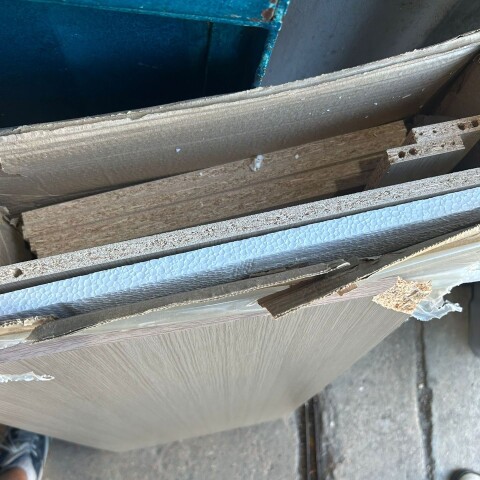 [OUTLET] Cómoda Cajonera para Dormitorio de 4 Cajones y 1 Puerta en MDP - Noce [PIEZA GOLPEADA] [OUTLET] Cómoda Cajonera para Dormitorio de 4 Cajones y 1 Puerta en MDP - Noce [PIEZA GOLPEADA]