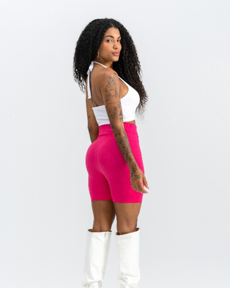 Remera top tipo musculosa blanca con letras rosadas U