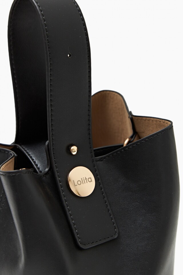 Cartera bucket con detalle metálico negro