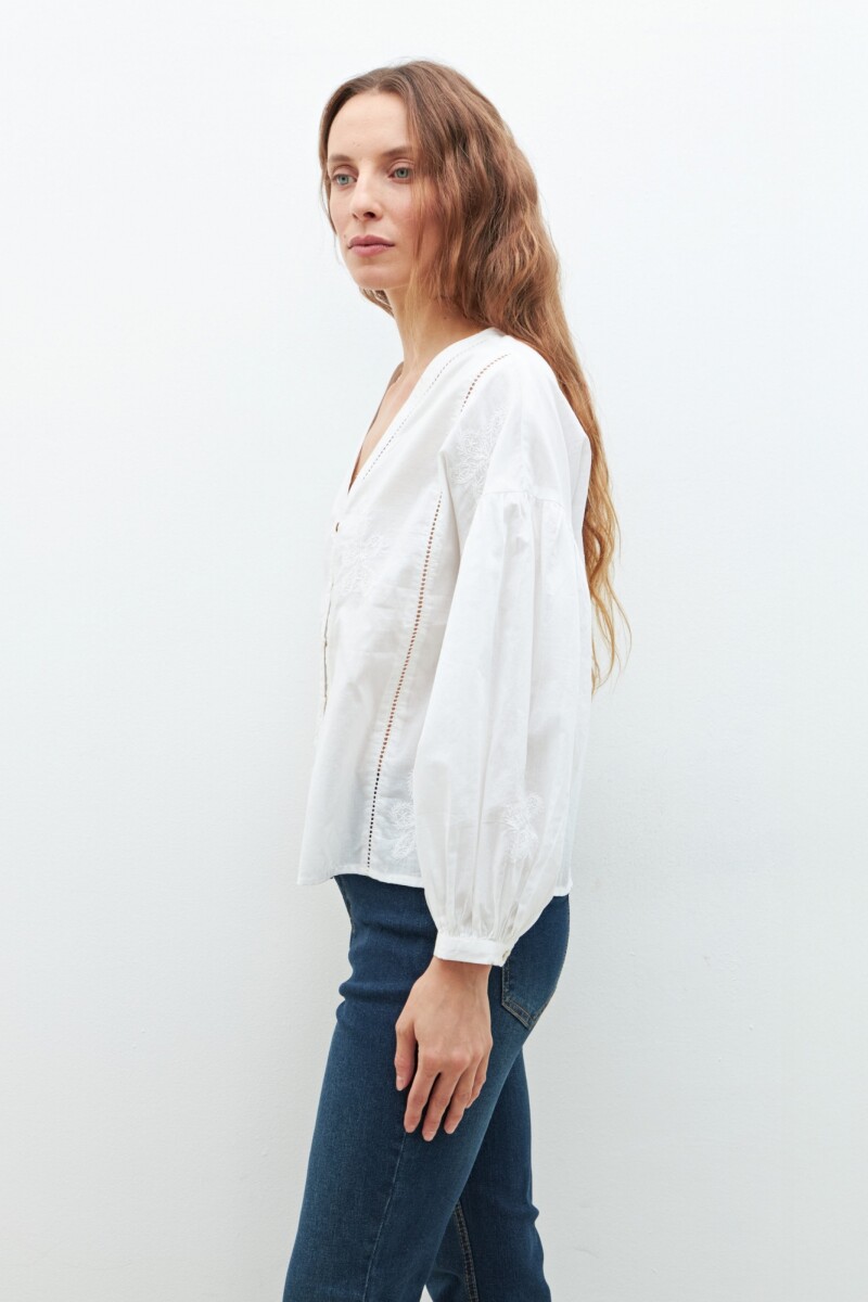 Blusa romántica con bordados blanco