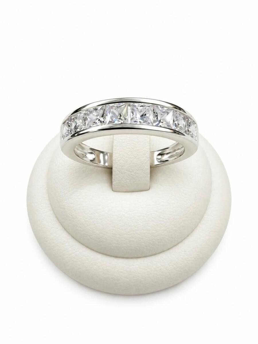 Anillo con zirconias talla carre en riel 