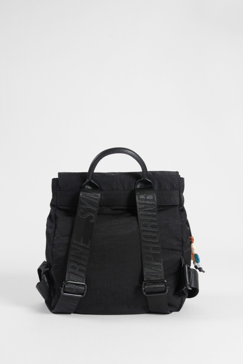 Mochila con tapa y hebilla negro