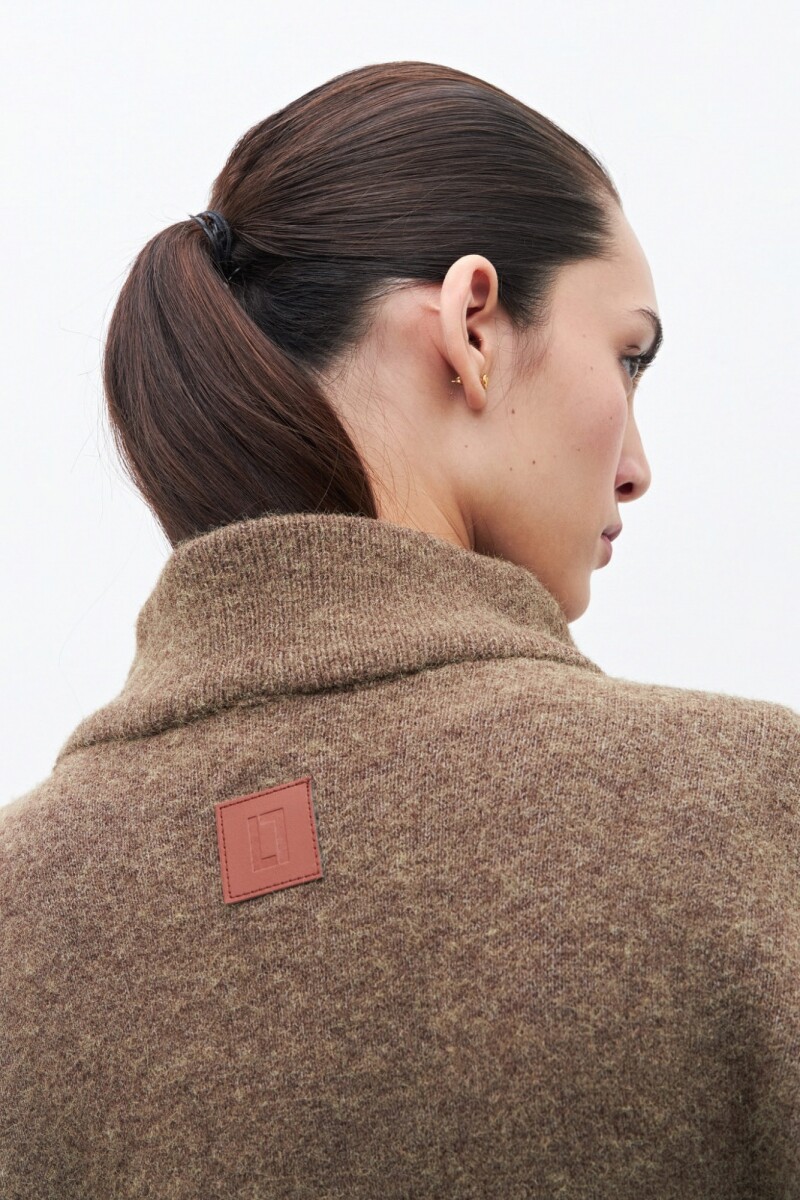 Sweater oversize con cierre chocolate