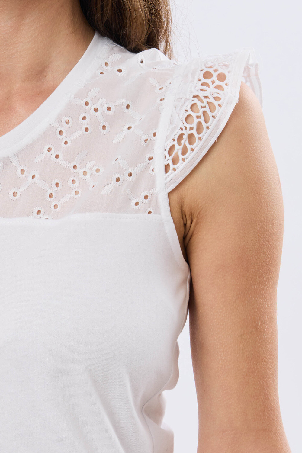REMERA DE ALGODÓN CON BRODERIE Blanco