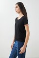 Remera escote a la base negro