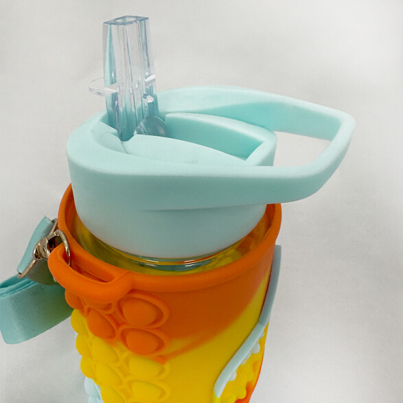 Botella infantil antiderrames con sorbito + pop it TV0573
