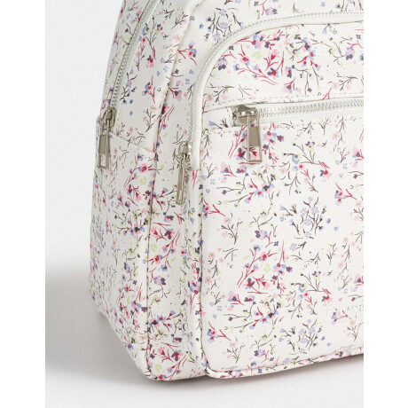 Mochila De Cuerina Con Charm Estampado Flores