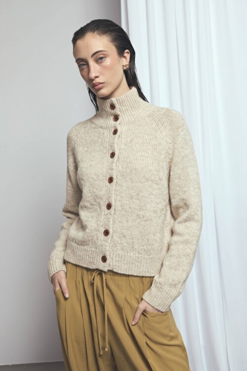 Cardigan abotonado crudo