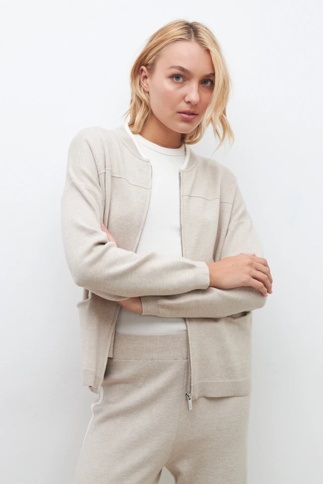 Bomber tejida con bolsillos beige melange