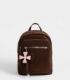 Mochila De Cuerina Con Charm Marron Oscuro
